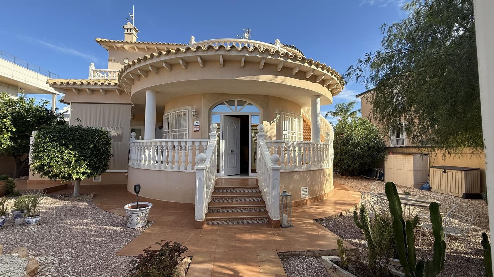 Chalet de 4 habitaciones en La Zenia en venta con piscina - 570.000 € (Ref: 9246091)