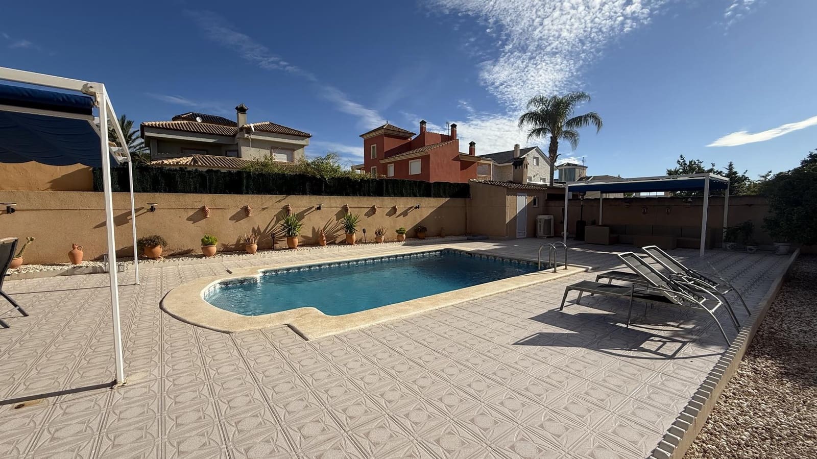 Chalet de 4 habitaciones en La Zenia en venta con piscina - 570.000 € (Ref: 9246091)