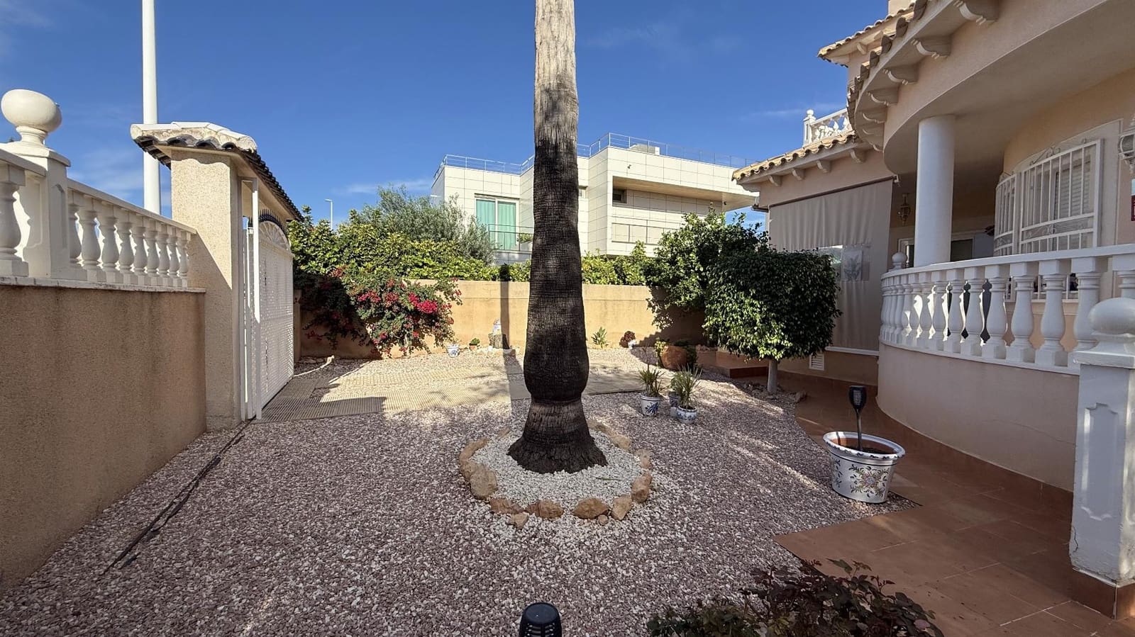 Chalet de 4 habitaciones en La Zenia en venta con piscina - 570.000 € (Ref: 9246091)