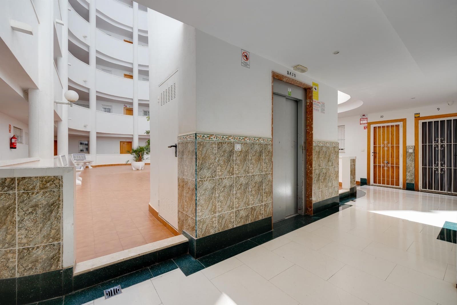 2 sypialnia Apartament na sprzedaż w Torrevieja z basenem garażem - 139 900 € (Ref: 9246098)