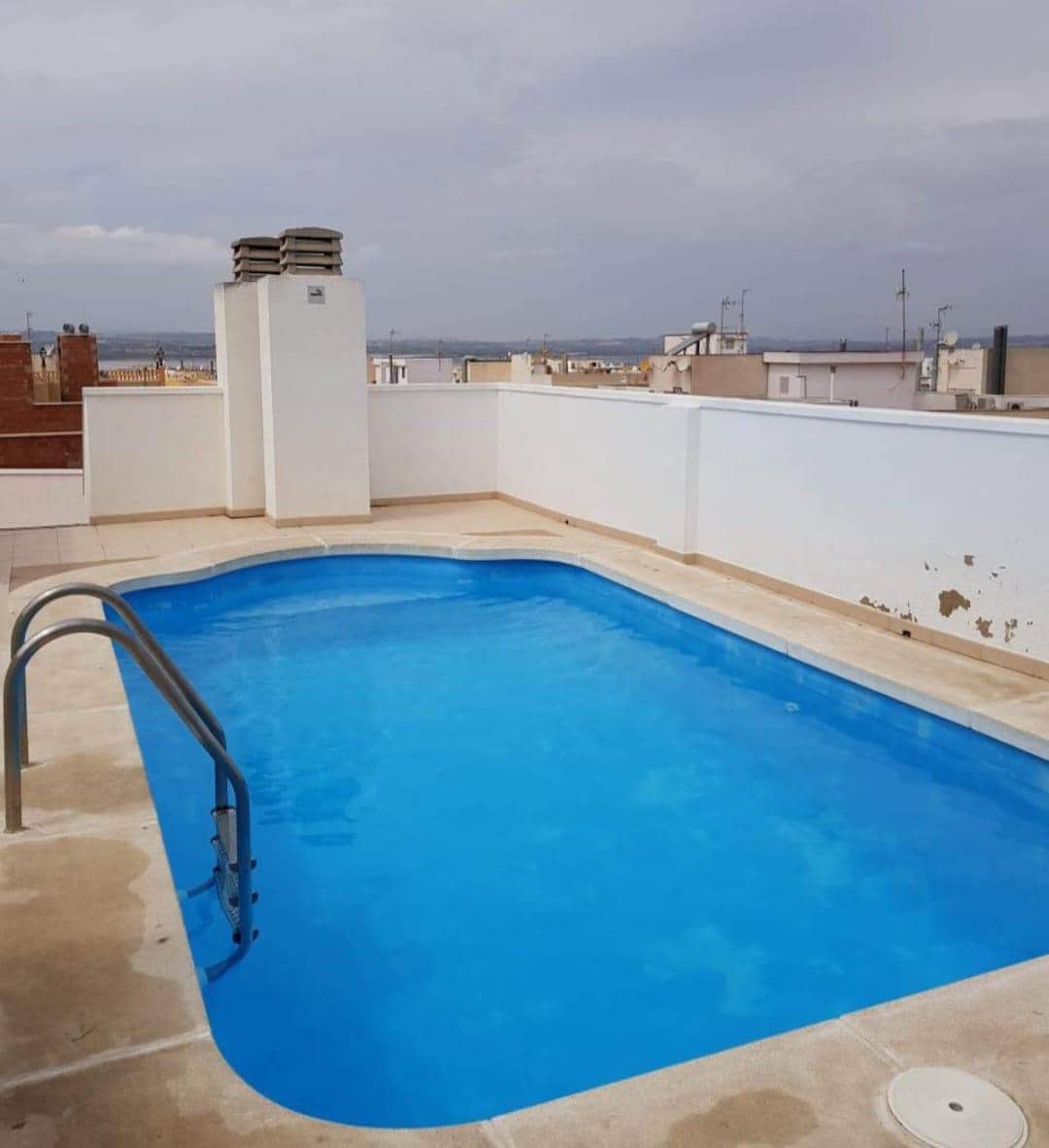 Apartamento de 2 habitaciones en Torrevieja en venta con piscina garaje - 155.000 € (Ref: 9256373)