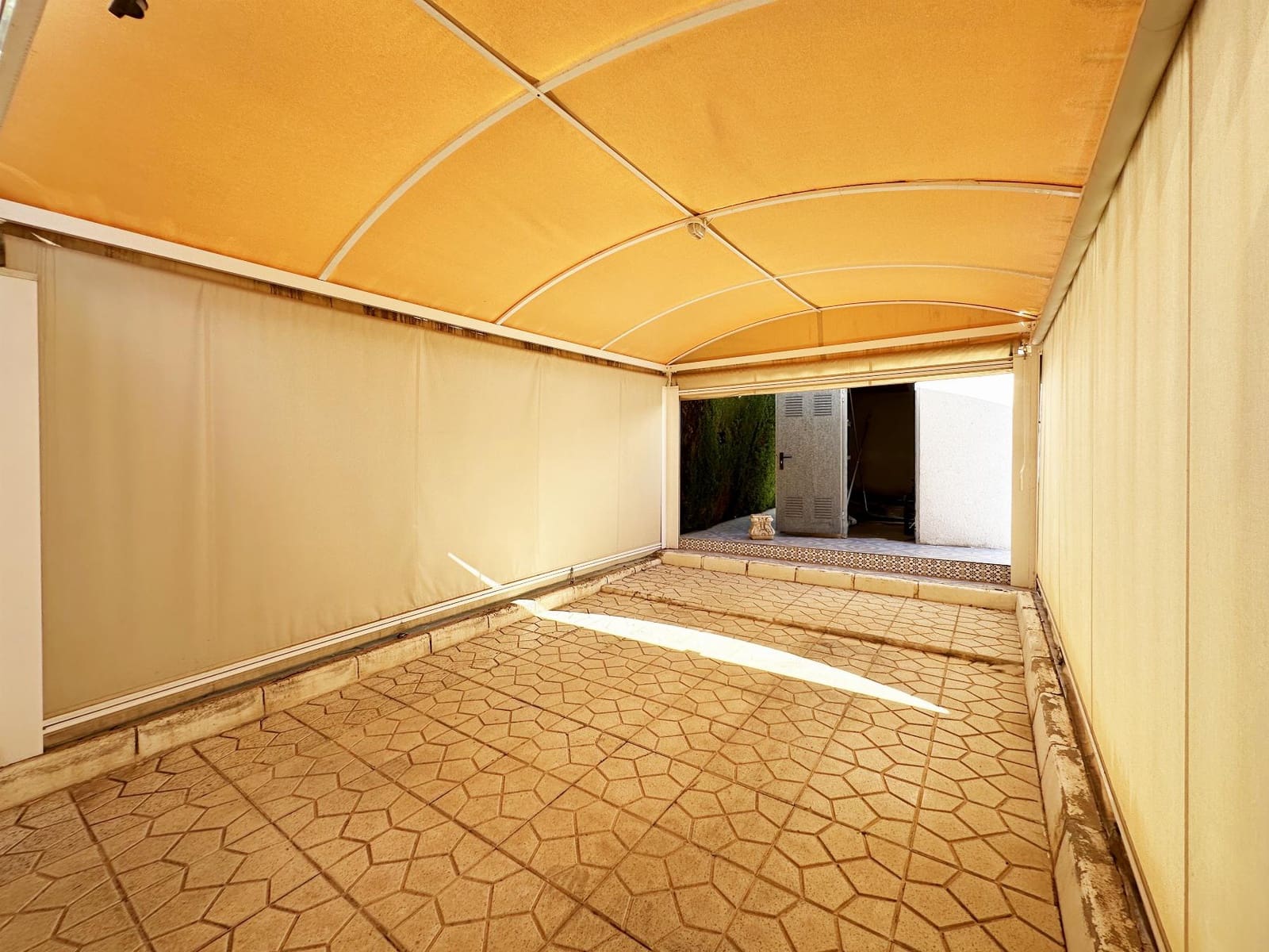 3 quarto Moradia para venda em Playa Flamenca com piscina - 420 000 € (Ref: 9357877)