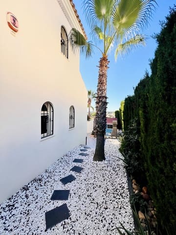 Chalet de 3 habitaciones en Las Ramblas Golf, Orihuela en venta con piscina - 639.900 € (Ref: 9360909)