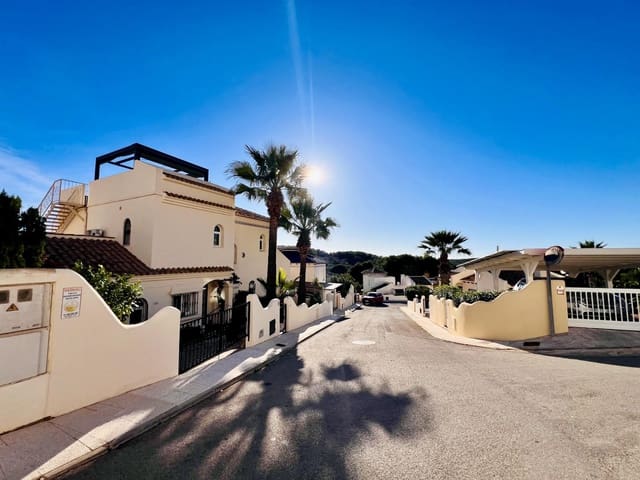 Chalet de 3 habitaciones en Las Ramblas Golf, Orihuela en venta con piscina - 639.900 € (Ref: 9360909)