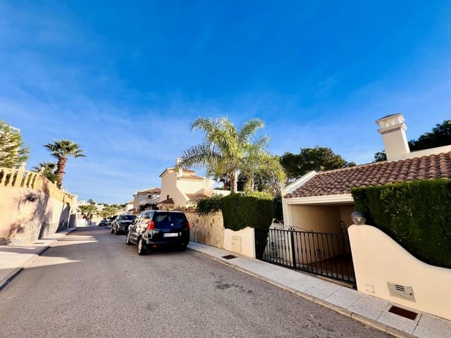 Chalet de 3 habitaciones en Las Ramblas Golf, Orihuela en venta con piscina - 639.900 € (Ref: 9360909)