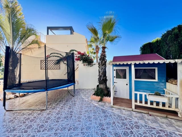 Chalet de 3 habitaciones en Las Ramblas Golf, Orihuela en venta con piscina - 639.900 € (Ref: 9360909)