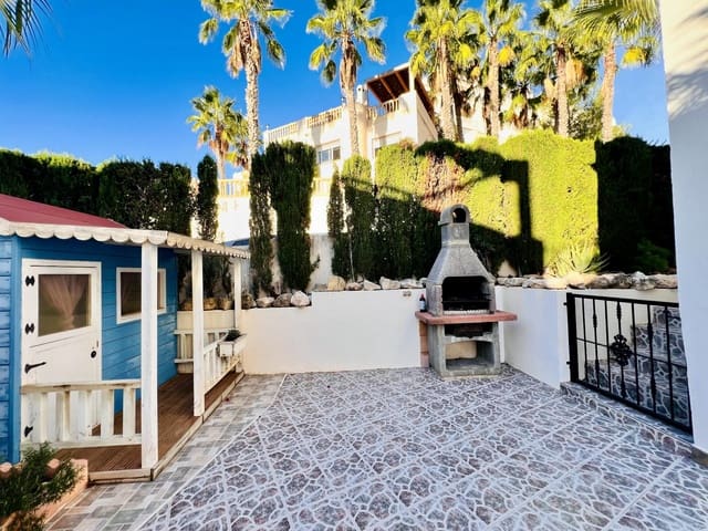 Chalet de 3 habitaciones en Las Ramblas Golf, Orihuela en venta con piscina - 639.900 € (Ref: 9360909)