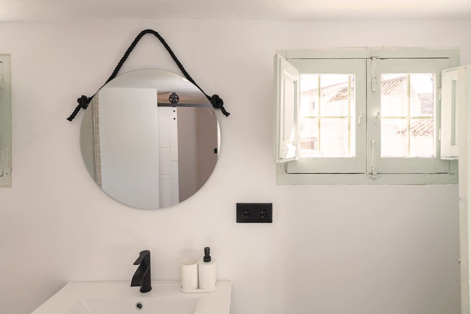 4 soveværelse Byhus til leje i Venta Baja med garage - € 900 (Ref: 9558844)