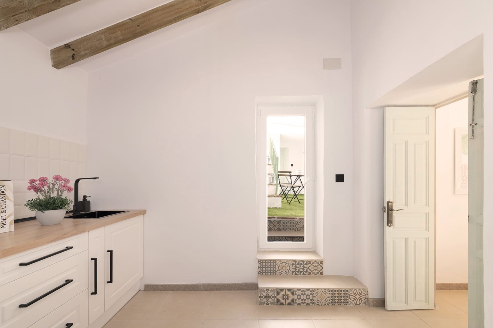 4 soveværelse Byhus til leje i Venta Baja med garage - € 900 (Ref: 9558844)