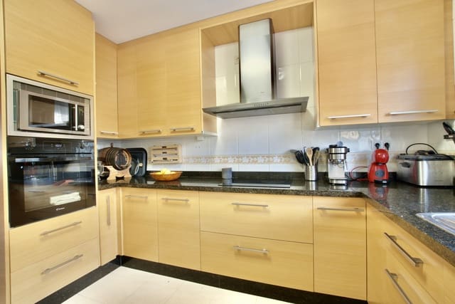 3 makuuhuone Huvila myytävänä paikassa Alhaurín de la Torre mukana uima-altaan 
autotalli - 525 000 € (Ref: 9558857)