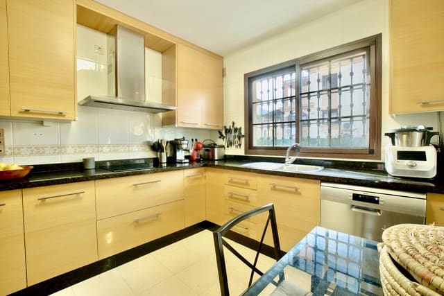 3 makuuhuone Huvila myytävänä paikassa Alhaurín de la Torre mukana uima-altaan 
autotalli - 525 000 € (Ref: 9558857)