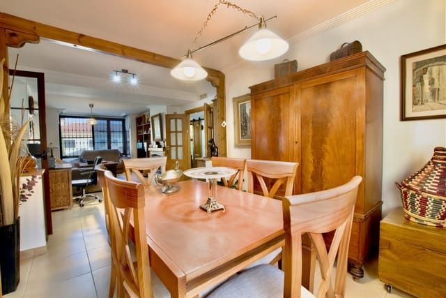 3 makuuhuone Huvila myytävänä paikassa Alhaurín de la Torre mukana uima-altaan 
autotalli - 525 000 € (Ref: 9558857)