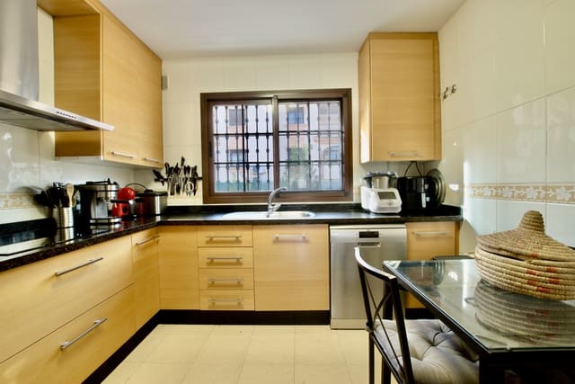 3 makuuhuone Huvila myytävänä paikassa Alhaurín de la Torre mukana uima-altaan 
autotalli - 525 000 € (Ref: 9558857)