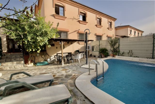 3 makuuhuone Huvila myytävänä paikassa Alhaurín de la Torre mukana uima-altaan 
autotalli - 525 000 € (Ref: 9558857)