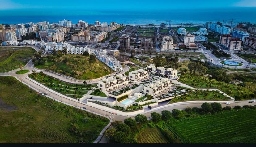 4 sypialnia Willa na sprzedaż w Torre del Mar z basenem garażem - 630 000 € (Ref: 9782855)