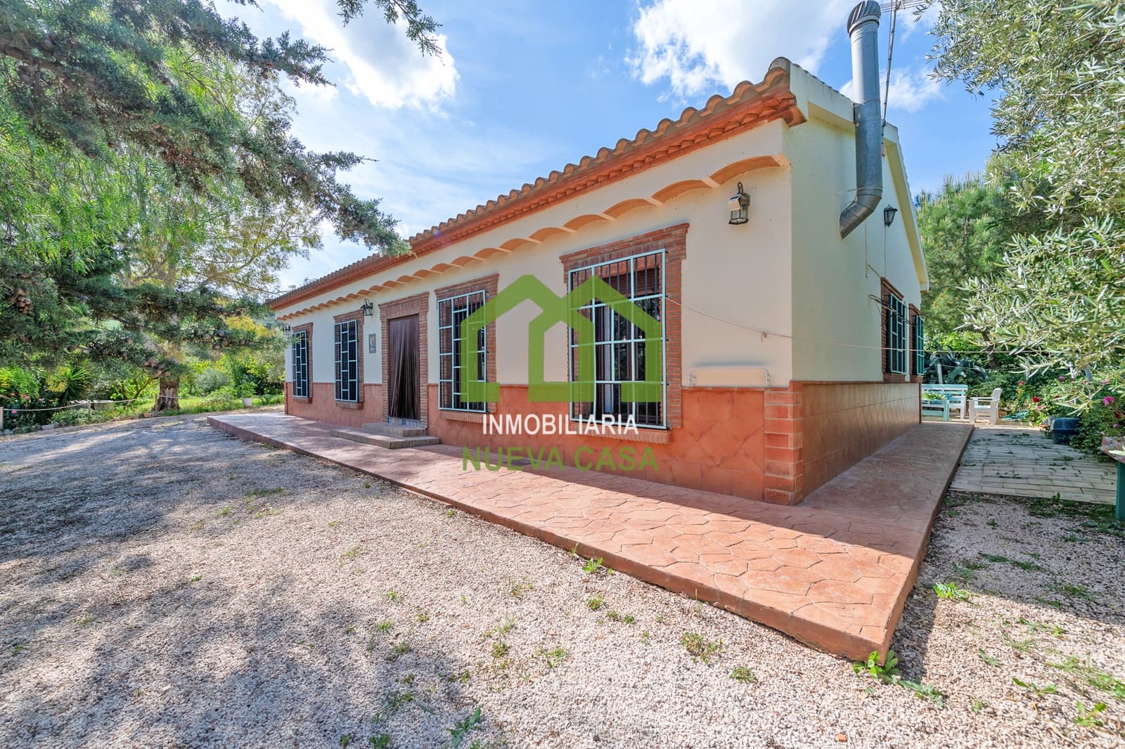 4 bedroom Villa for sale in Villanueva del Trabuco with garage - € 650,000 (Ref: 9848048)