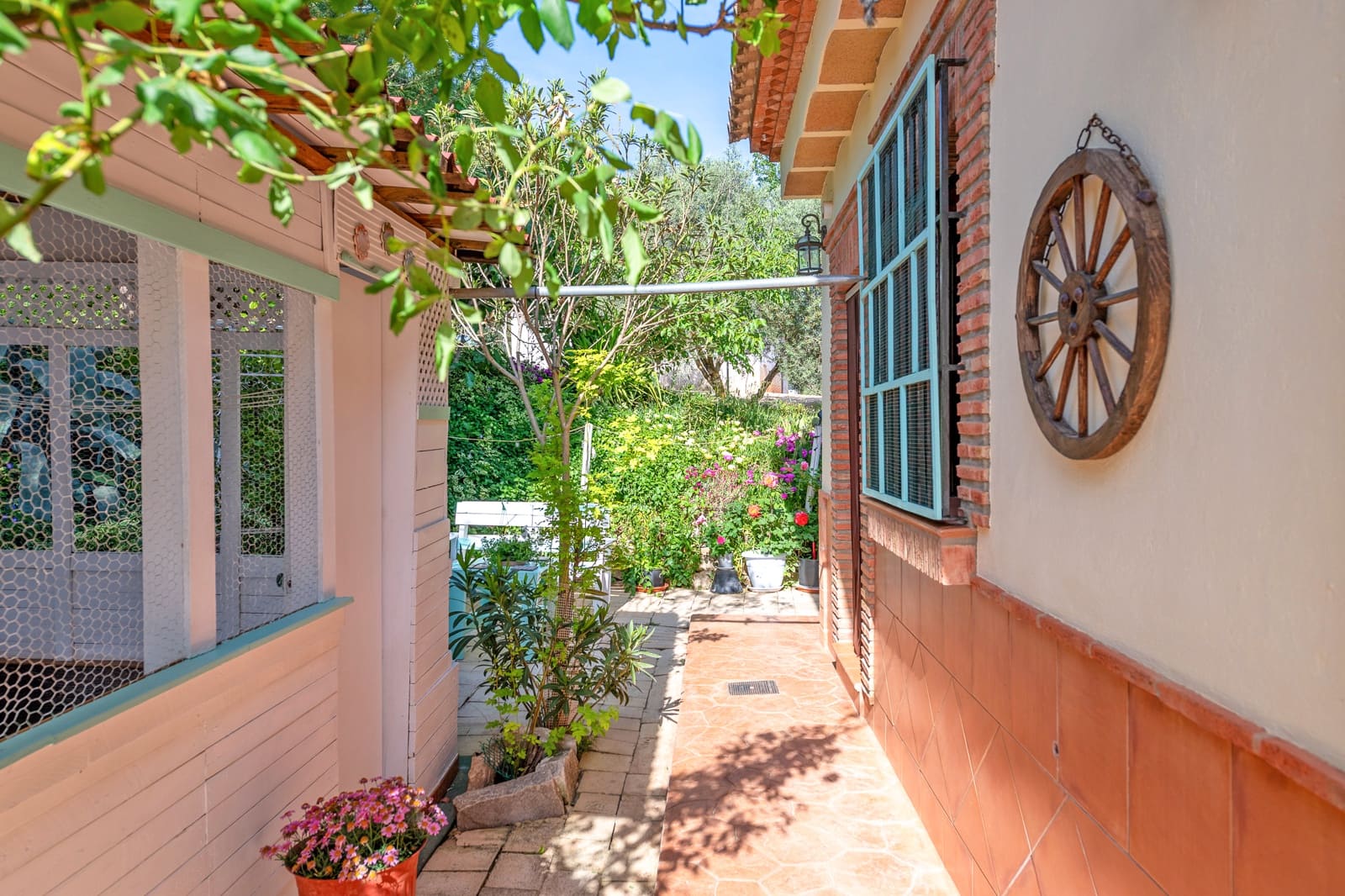 4 bedroom Villa for sale in Villanueva del Trabuco with garage - € 650,000 (Ref: 9848048)