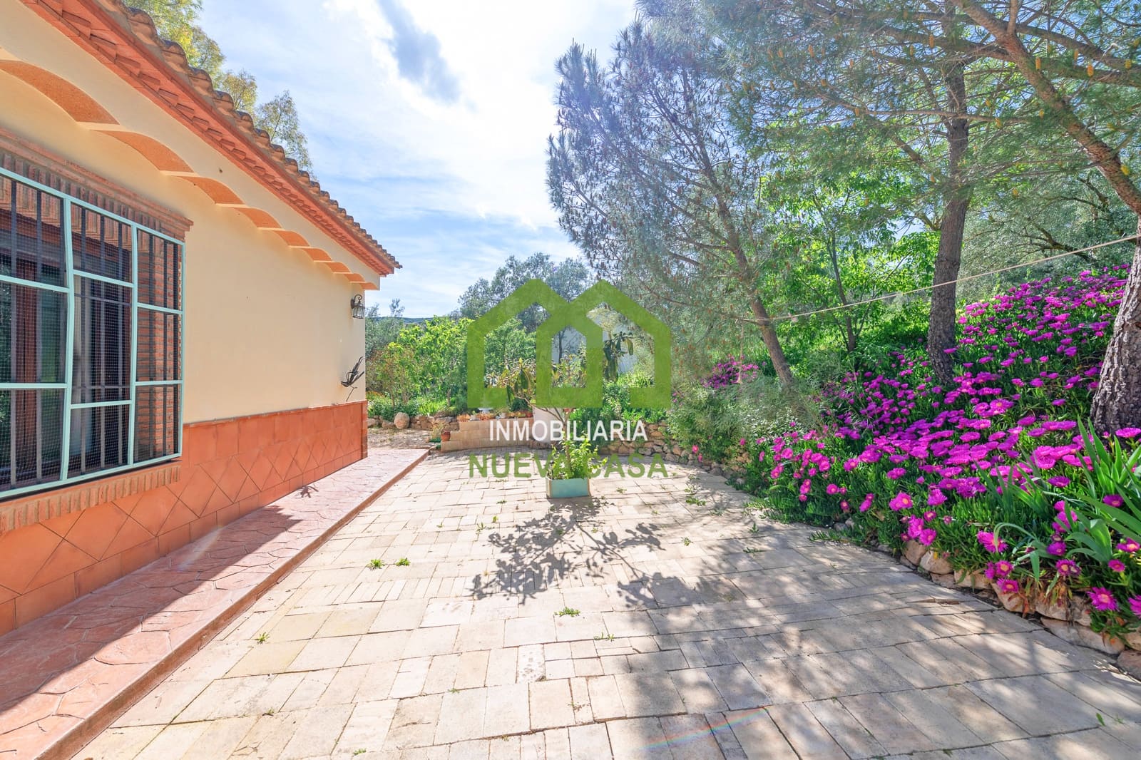 4 bedroom Villa for sale in Villanueva del Trabuco with garage - € 650,000 (Ref: 9848048)