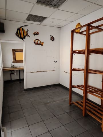 Commerciale in vendita in Puerto Santiago, Santiago del Teide con piscina - 175.000 € (Rif: 8494379)