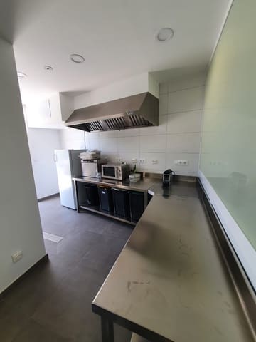 Kaupallinen myytävänä paikassa Torviscas, Adeje - 590 000 € (Ref: 8675219)