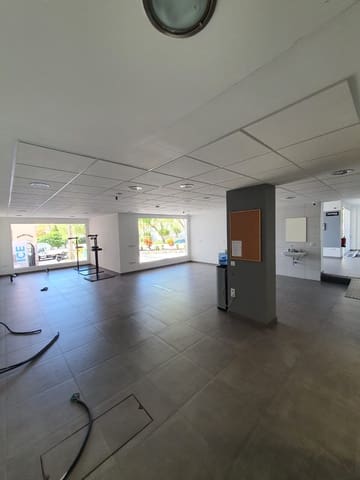 Kaupallinen myytävänä paikassa Torviscas, Adeje - 590 000 € (Ref: 8675219)