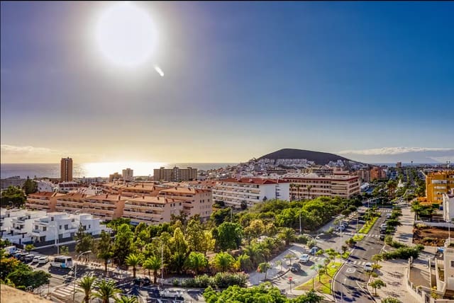 2 soverom Leilighet til salgs i Los Cristianos, Arona med svømmebasseng garasje - € 525 000 (Ref: 9123863)