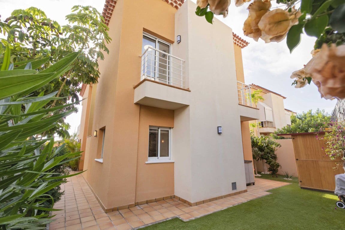 4 soverom Villa til salgs i Puerto Santiago med svømmebasseng garasje - € 1 050 000 (Ref: 9129254)