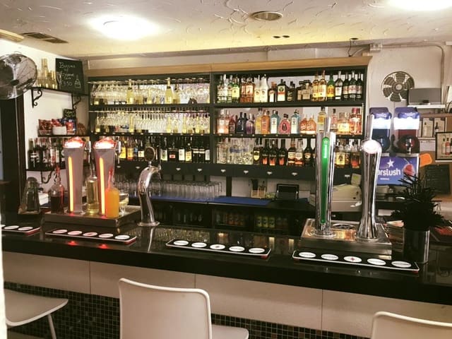 Local Commercial à vendre à Los Cristianos, Arona avec piscine - 330 000 € (Ref: 9438712)