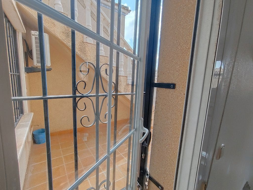3 makuuhuone Omakotitalo myytävänä paikassa Orihuela Costa mukana uima-altaan 
autotalli - 249 500 € (Ref: 10042169)