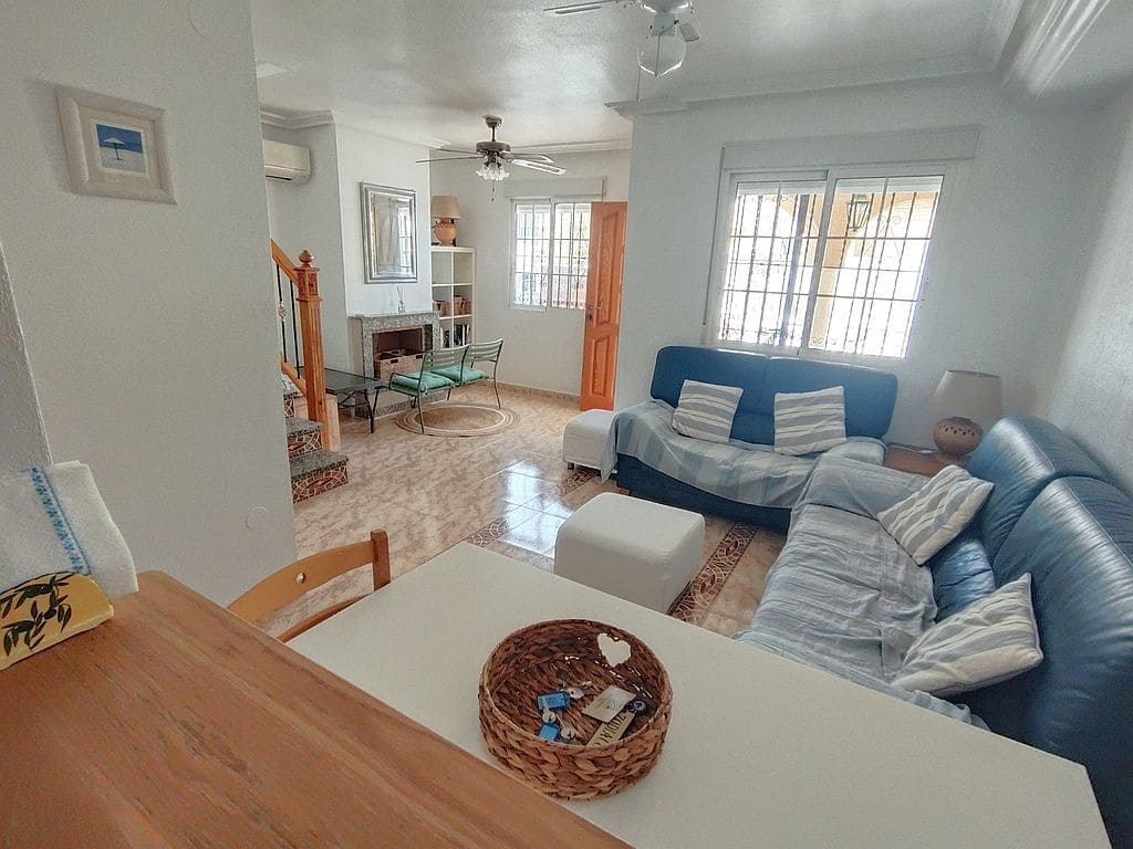 3 makuuhuone Omakotitalo myytävänä paikassa Orihuela Costa mukana uima-altaan 
autotalli - 249 500 € (Ref: 10042169)