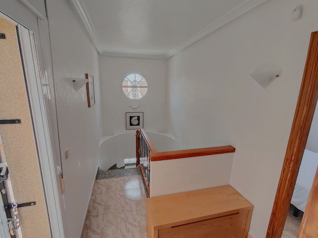 3 makuuhuone Omakotitalo myytävänä paikassa Orihuela Costa mukana uima-altaan 
autotalli - 249 500 € (Ref: 10042169)
