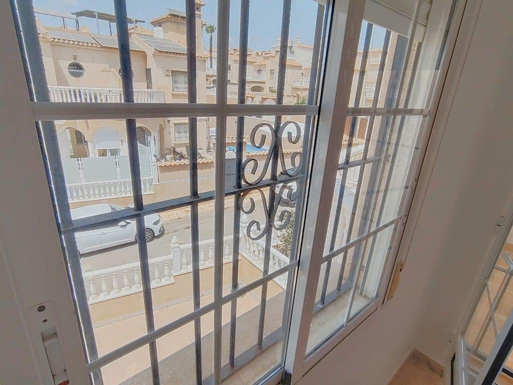 3 makuuhuone Omakotitalo myytävänä paikassa Orihuela Costa mukana uima-altaan 
autotalli - 249 500 € (Ref: 10042169)