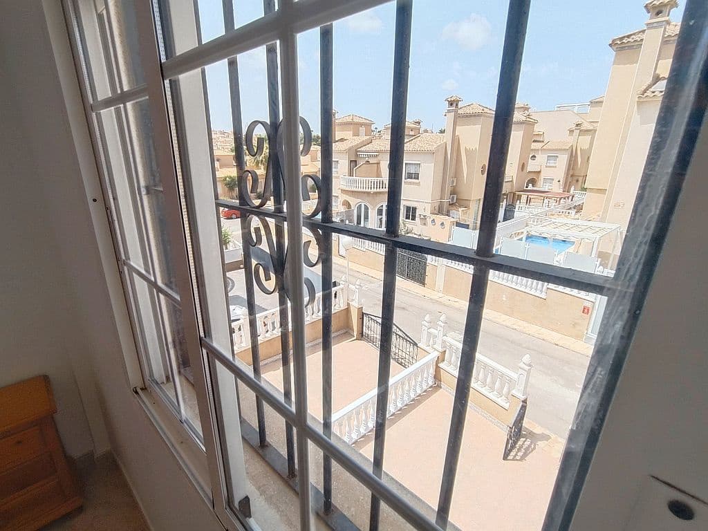 3 makuuhuone Omakotitalo myytävänä paikassa Orihuela Costa mukana uima-altaan 
autotalli - 249 500 € (Ref: 10042169)