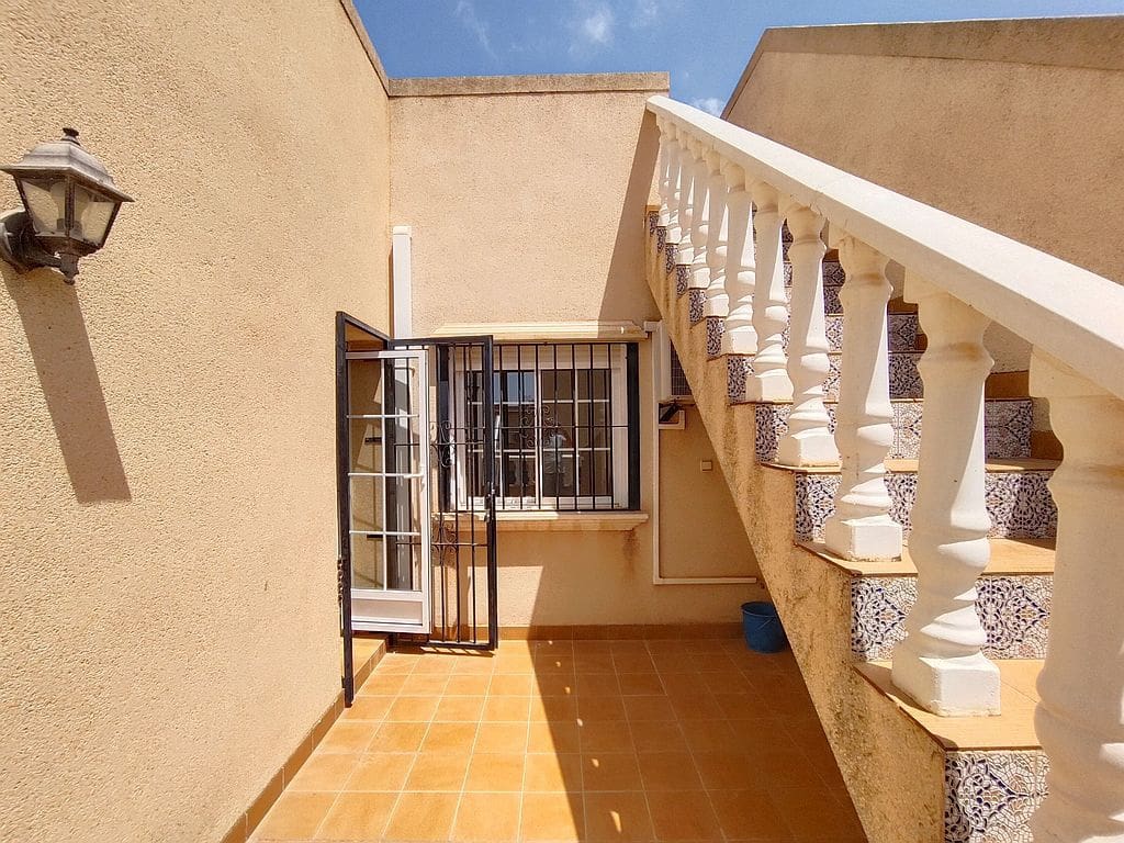 3 makuuhuone Omakotitalo myytävänä paikassa Orihuela Costa mukana uima-altaan 
autotalli - 249 500 € (Ref: 10042169)