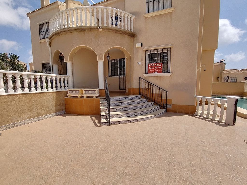 3 makuuhuone Omakotitalo myytävänä paikassa Orihuela Costa mukana uima-altaan 
autotalli - 249 500 € (Ref: 10042169)