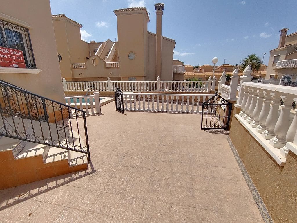 3 makuuhuone Omakotitalo myytävänä paikassa Orihuela Costa mukana uima-altaan 
autotalli - 249 500 € (Ref: 10042169)