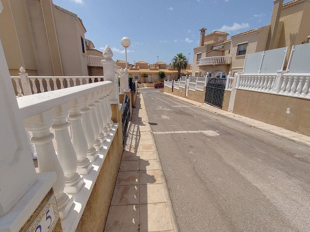 3 makuuhuone Omakotitalo myytävänä paikassa Orihuela Costa mukana uima-altaan 
autotalli - 249 500 € (Ref: 10042169)