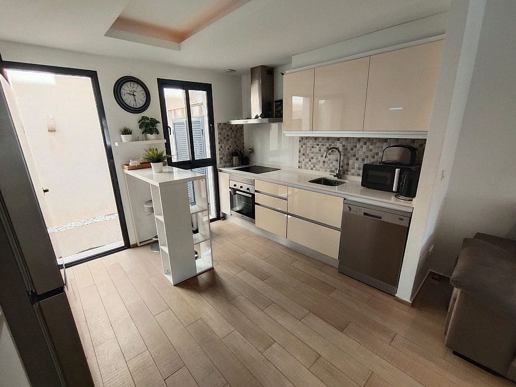 Casa de 2 habitaciones en La Zenia en alquiler con piscina garaje - 1.450 € (Ref: 10104266)