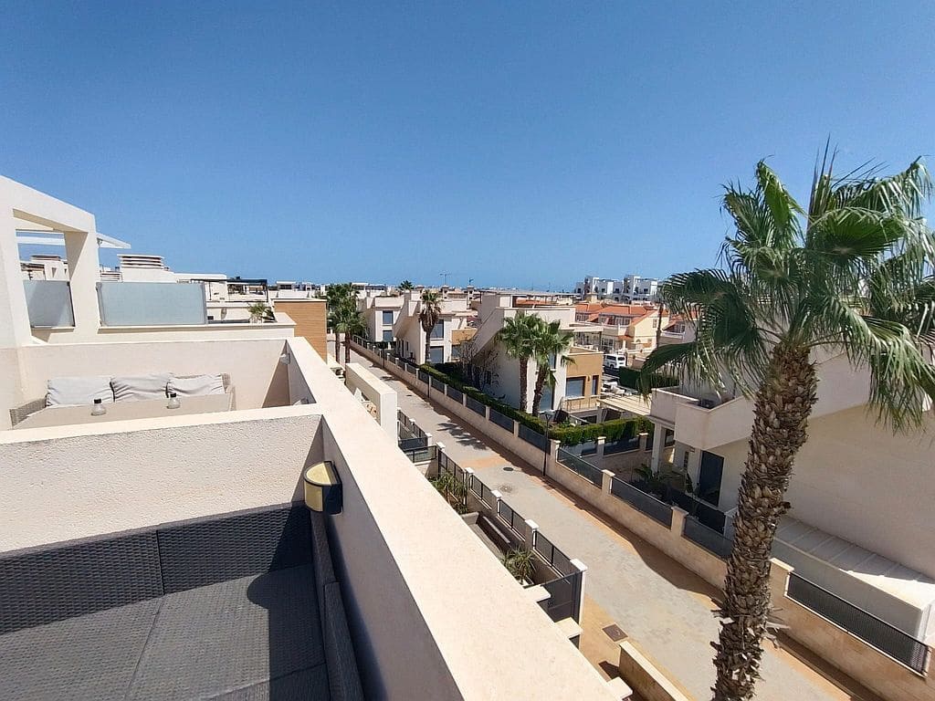 Casa de 2 habitaciones en La Zenia en alquiler con piscina garaje - 1.450 € (Ref: 10104266)