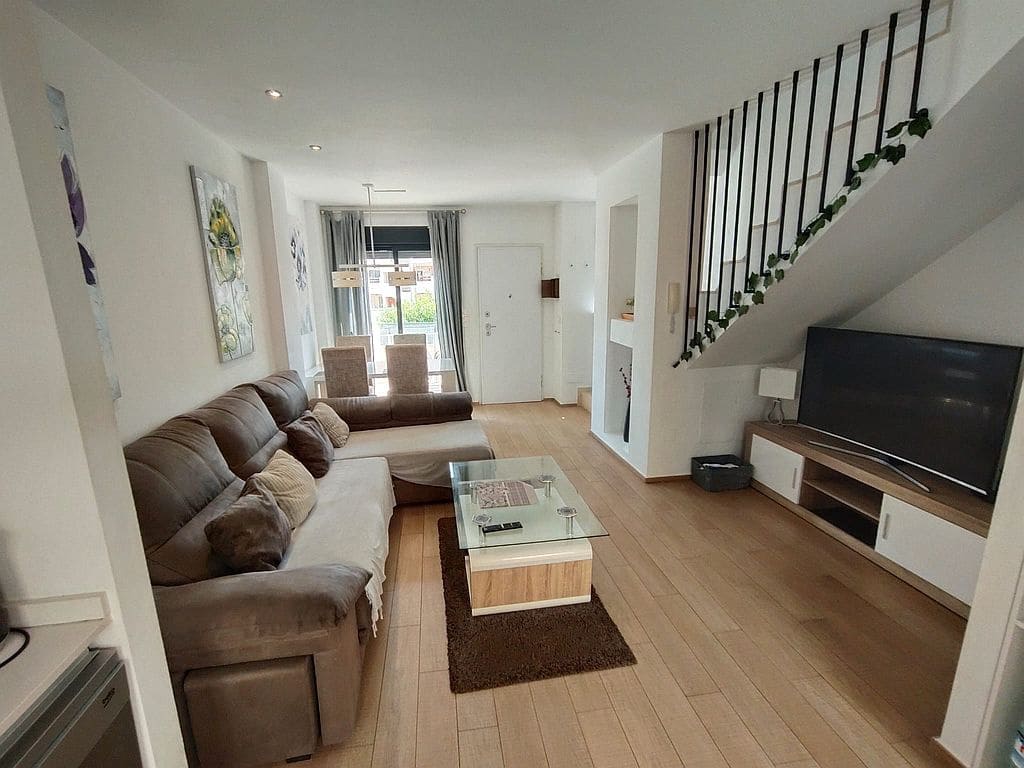 Casa de 2 habitaciones en La Zenia en alquiler con piscina garaje - 1.450 € (Ref: 10104266)