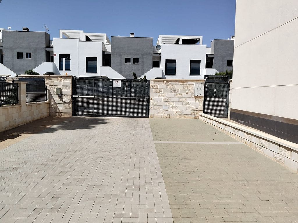 Casa de 2 habitaciones en La Zenia en alquiler con piscina garaje - 1.450 € (Ref: 10104266)