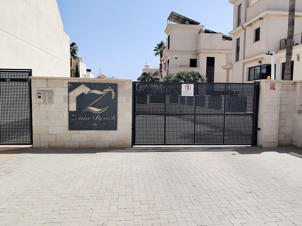 Casa de 2 habitaciones en La Zenia en alquiler con piscina garaje - 1.450 € (Ref: 10104266)