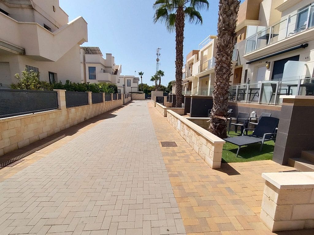 Casa de 2 habitaciones en La Zenia en alquiler con piscina garaje - 1.450 € (Ref: 10104266)