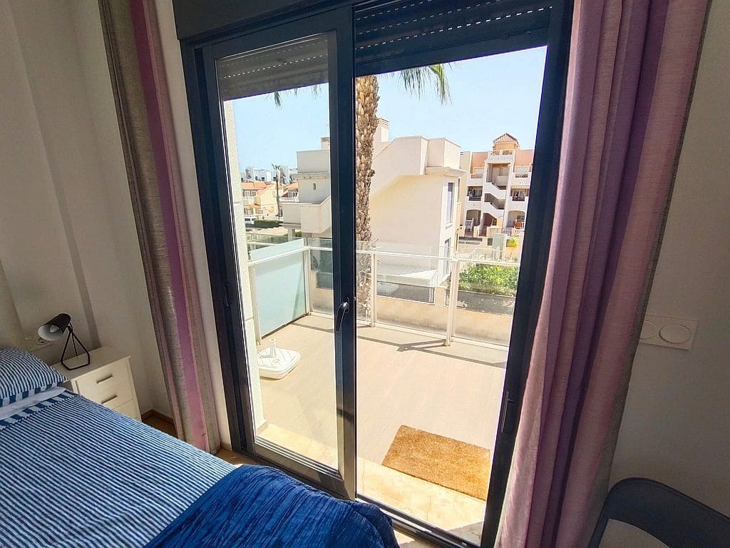 Casa de 2 habitaciones en La Zenia en alquiler con piscina garaje - 1.450 € (Ref: 10104266)