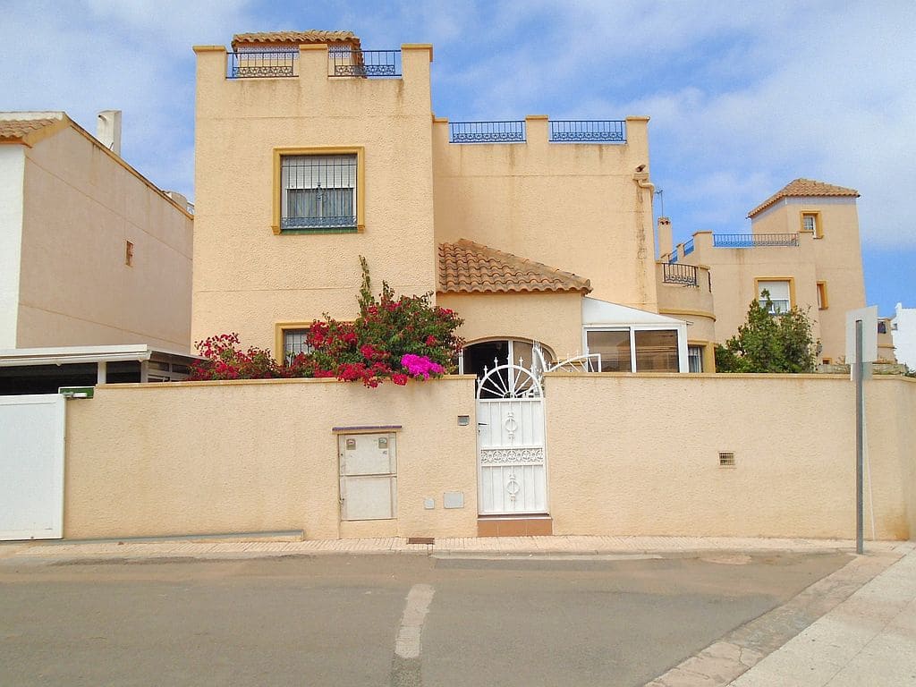3 sypialnia Dom na sprzedaż w Playa Flamenca z basenem garażem - 299 000 € (Ref: 8355683)