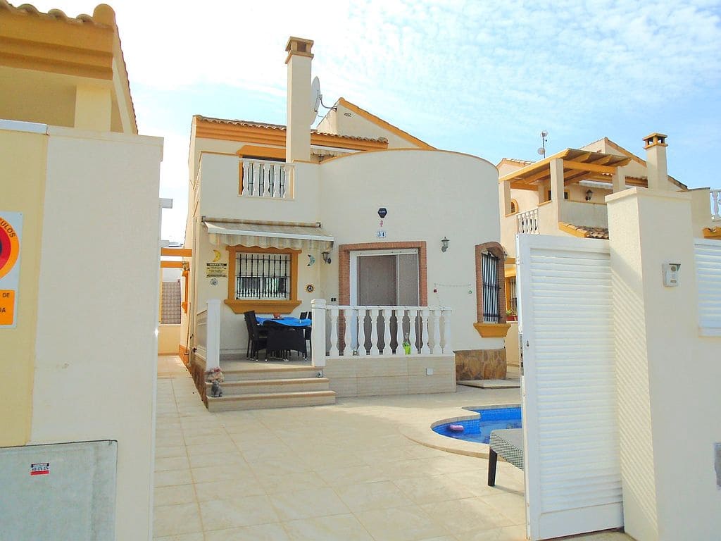 Chalet de 3 habitaciones en Pilar de la Horadada en venta con piscina garaje - 260.000 € (Ref: 8680971)