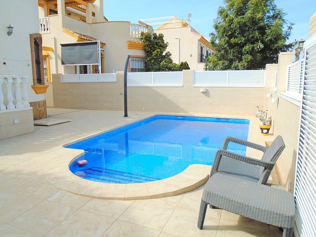 Chalet de 3 habitaciones en Pilar de la Horadada en venta con piscina garaje - 260.000 € (Ref: 8680971)