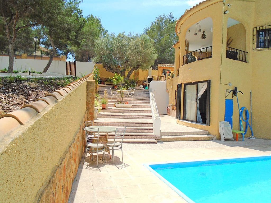 6 soveværelse Rækkehus til salg i Filipinas med swimmingpool garage - € 450.000 (Ref: 8989704)