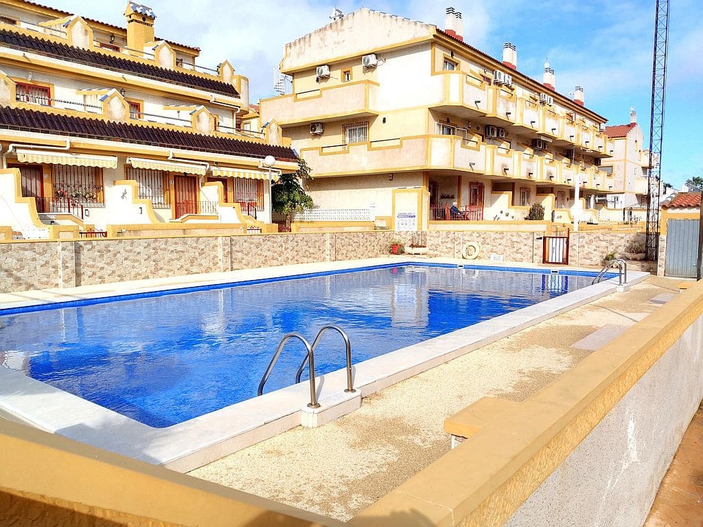 Casa de 3 habitaciones en Playa Flamenca en venta con piscina garaje - 180.000 € (Ref: 9676551)