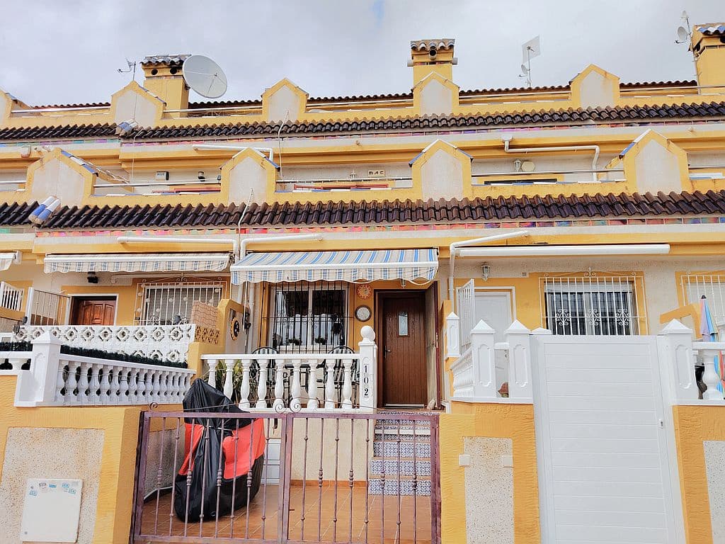 Casa de 3 habitaciones en Playa Flamenca en venta con piscina garaje - 180.000 € (Ref: 9676551)